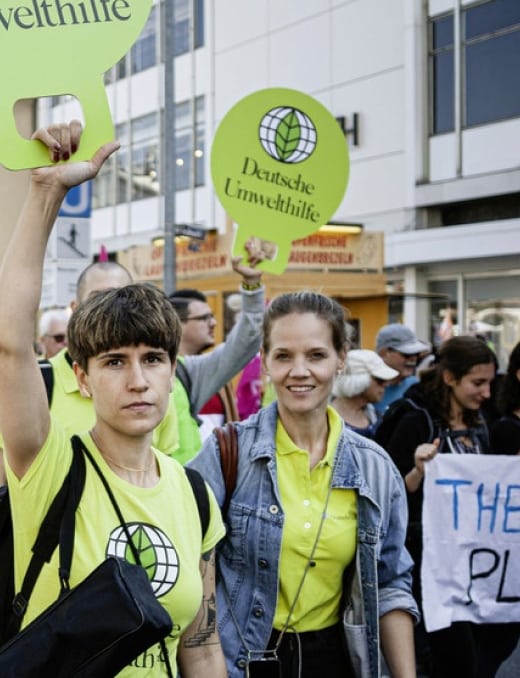 Frauen demonstrieren im Namen der Deutschen Umwelthilfe