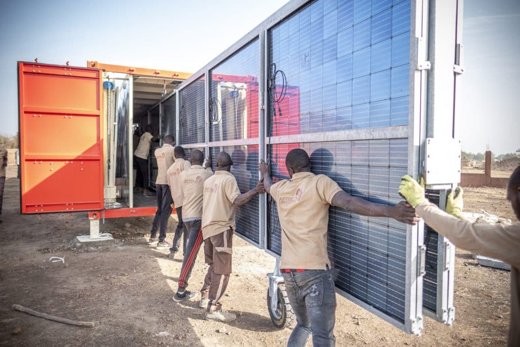 Solartainer-Aufbau in Ndiob, Senegal. Copyright Bild Africa GreenTec