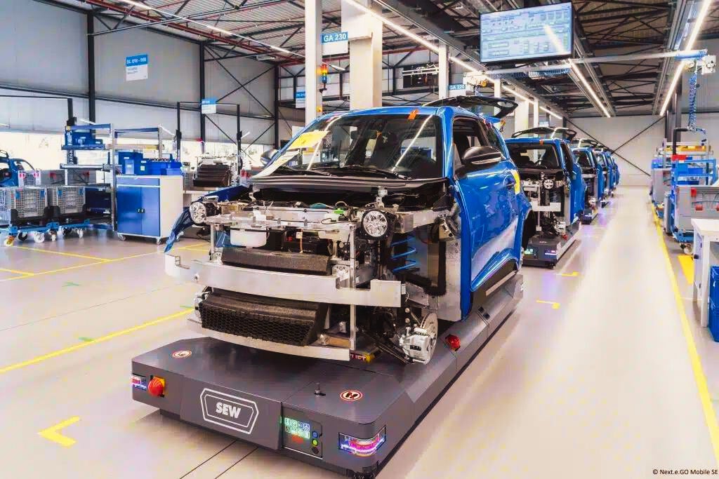 e.GO Produktionsanlagen, Noch nicht fertiggestellte Elektroautos gereiht in einer Fabrik